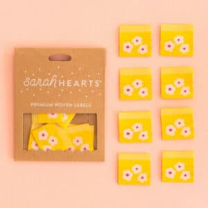 Etiquetas para prendas y accesorios de Sarah Hearts quiltblock-3 yellow-daisy
