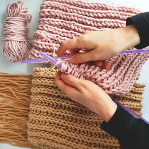 Descubre las posibilidades de las agujas y aprende a crear todo tipo de accesorios y prendas con nuestras clases de punto y ganchillo