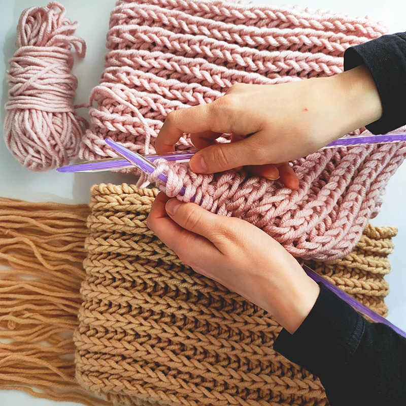 Descubre las posibilidades de las agujas y aprende a crear todo tipo de accesorios y prendas con nuestras clases de punto y ganchillo