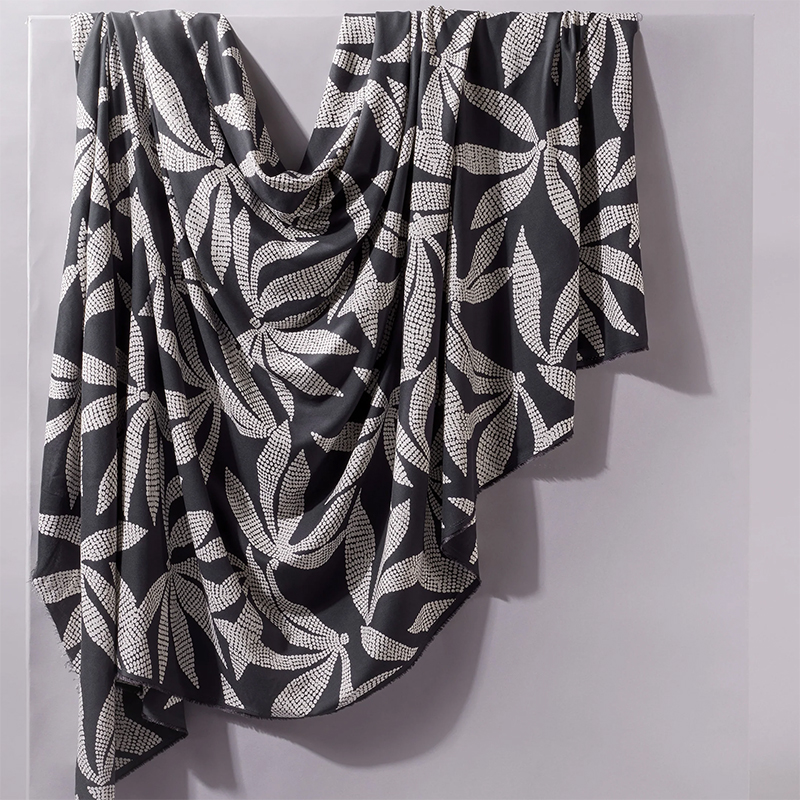 Viscosa 'Kaola Deep Charcoal' de Atelier Brunette
